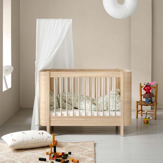 Lit bébé Wood Mini+ avec flèche de lit et voile de lit - Chêne