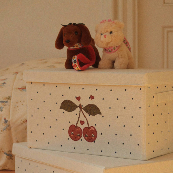 Bébé teckel et sa niche