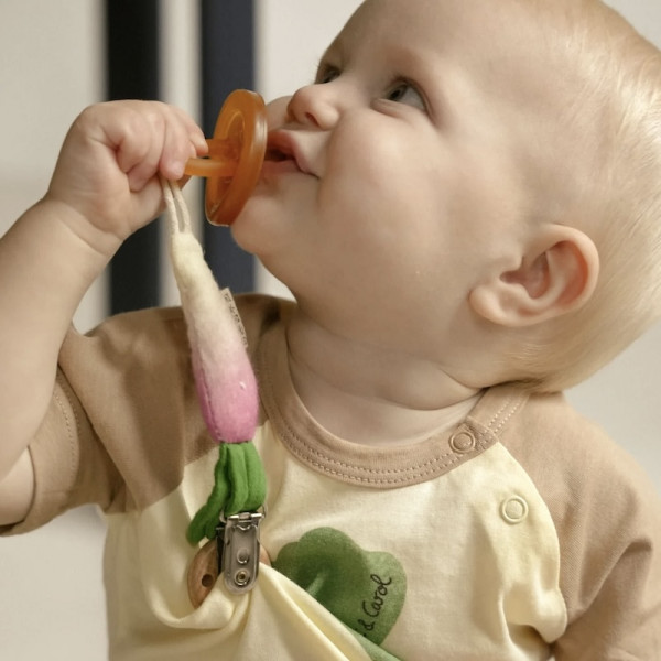 Attache tétine - Ramona le radis